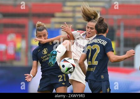 Unterhaching, Deutschland. 20 agosto 2024. Georgia STANWAY (FCB), azione, duelli contro Arianna CARUSO (Juve), amichevole di calcio FC Bayern Monaco donne - Juventus Torino 0-0 il 20 agosto 2024, Alpenbauer Sportpark Unterhaching Football 1st Bundesliga, stagione 2024/2025. ? Credito: dpa/Alamy Live News Foto Stock