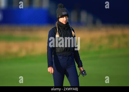 21 agosto 2024; Old Course at St Andrews, St Andrews, Fife, Scozia; AIG Womens Open Golf, Practice Day 3; Nelly Korda degli Stati Uniti cammina fino al secondo tee del Old Course, St Andrews Links durante il pro-AM all'AIG Women's Open Foto Stock