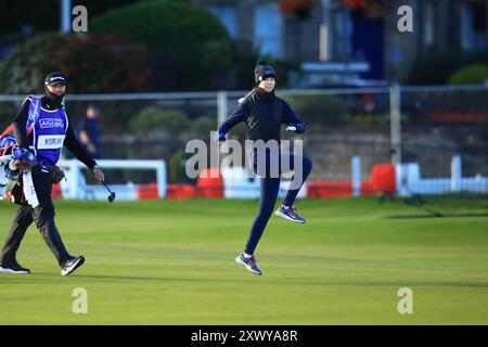 21 agosto 2024; Old Course at St Andrews, St Andrews, Fife, Scozia; AIG Womens Open Golf, Practice Day 3; Nelly Korda degli Stati Uniti salta il primo fairway dell'Old Course, St Andrews Links durante il pro-AM all'AIG Women's Open Foto Stock