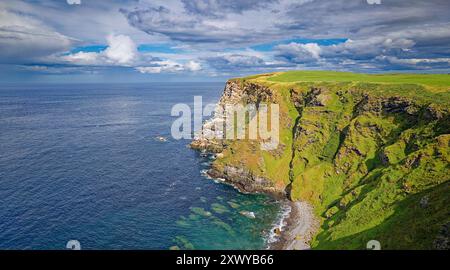 Troup Head, Moray Firth Scotland, guarda verso il promontorio e la grande colonia di gannet Foto Stock