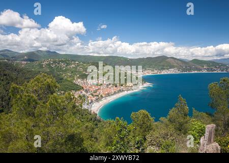 Una vista dall'alto sulla città di Noli e la costa circostante e le spiagge della Riviera Ligure in una giornata di sole, Liguria, Italia Foto Stock