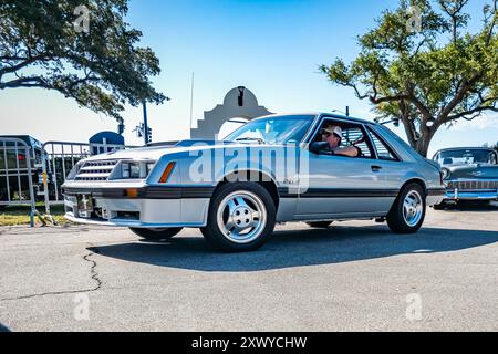 Gulfport, MS - 2 ottobre 2023: Vista dall'angolo anteriore con prospettiva bassa di una Ford Mustang GT Hardtop del 1982 in un salone di auto locale. Foto Stock