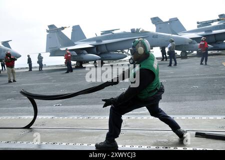 PACIFIC OCEAN (26 aprile 2010) Aviation Boatswain's Mate (Equipment) Airman Michael Jones rimuove una catapulta sigillo in preparazione di un lancio aereo sul ponte di volo della portaerei USS Abraham Lincoln (CVN 72). (Foto della Marina degli Stati Uniti di Mass Communication Specialist 3rd Class Lex T. Wenberg) Foto Stock