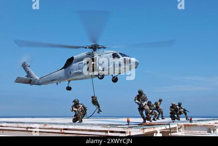 Gli operatori SEAL (SEA Air Land) praticano sulle piattaforme domestiche di gas e petrolio (GOPLAT) per prepararsi a futuri attacchi agli impianti mondiali di produzione di petrolio. I Navy SEALs sono forze marittime speciali che colpiscono dal mare, dall'aria e dalla terra. Operano in piccolo numero, infiltrandosi nelle loro aree obiettivo con aerei ad ala fissa, elicotteri, navi di superficie della Marina, mezzi da combattimento e varie imbarcazioni sottomarine. I SEAL hanno la capacità di condurre una varietà di missioni ad alto rischio: Guerra non convenzionale, azione diretta, raccolta di informazioni, ricognizione speciale, ricerca e salvataggio di combattimento, subacquei Foto Stock