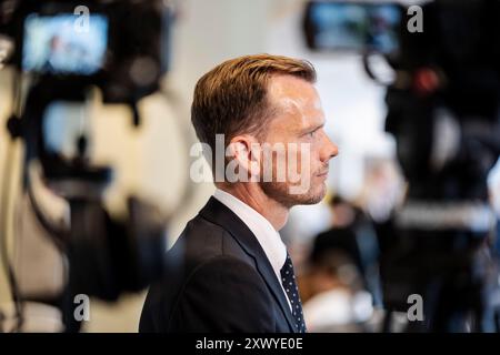 Copenaghen, Danimarca. 21 agosto 2024. Ministro della giustizia danese Peter Hummelgaard (S) dopo la conferenza stampa presso il Ministero della giustizia sugli sforzi contro la criminalità organizzata mercoledì 21 agosto 2024. Il ministro della giustizia Peter Hummelgaard e il ministro della giustizia svedese Gunnar Strömmer hanno concordato una dichiarazione congiunta tra i paesi a seguito di una serie di casi recentemente in cui adolescenti svedesi erano mercenari per bande in Danimarca. (Foto: Thomas Traasdahl/Scanpix 2024) credito: Ritzau/Alamy Live News Foto Stock