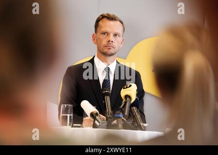 Copenaghen, Danimarca. 21 agosto 2024. Mercoledì 21 agosto 2024, il ministro della giustizia Peter Hummelgaard (S) informa in una conferenza stampa presso il Ministero della giustizia degli sforzi contro la criminalità organizzata. Il ministro della giustizia Peter Hummelgaard e il ministro della giustizia svedese Gunnar Strömmer hanno concordato una dichiarazione congiunta tra i paesi a seguito di una serie di casi recentemente in cui adolescenti svedesi erano mercenari per bande in Danimarca. (Foto: Thomas Traasdahl/Scanpix 2024) credito: Ritzau/Alamy Live News Foto Stock