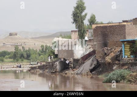 Nangarhar. 21 agosto 2024. Questa foto scattata il 21 agosto 2024 mostra un'area colpita da alluvioni nella città di Jalalabad, capitale della provincia di Nangarhar, nell'Afghanistan orientale. Almeno una persona è stata confermata morta e altre sette sono state ferite durante un'inondazione improvvisa che ha colpito parti della provincia di Nangarhar dell'Afghanistan orientale martedì sera, il direttore provinciale per l'informazione e la cultura Qurishi Badlon ha detto mercoledì. Crediti: Aimal Zahir/Xinhua/Alamy Live News Foto Stock