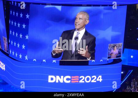 United Center, 1901 W Madison St, Chicago, Illinois 60612. 20 agosto 2024. Rispondendo ad un pubblico entusiasta dei fedeli del Partito Democratico, la leadership democratica tra cui l'ex presidente Obama, Michelle Obama, il senatore Bernie Sanders (D-VT) e il governatore presidenziale della California Gavin Newsom (D-CA) del 2028 furono i headliner del secondo giorno della Convenzione Nazionale Democratica del 2024 a Chicago. Crediti: ©Julia Mineeva/EGBN TV News/Alamy Live News Foto Stock