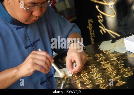 Malesia, Malacca l'arte di fare insegne cinesi con caratteri cinesi è considerata un'arte preziosa. Tradizionalmente, questi cartelli in legno erano fatti per occasioni speciali, così come regali per leader, studiosi, giudici e altre persone significative all'interno della comunità. Le parole scelte avevano un significato significativo che rifletteva lo status dei destinatari nella comunità. Più comunemente, questi cartelli indicano fortuna e prosperità. Durante gli anni pre-bellici, era consuetudine per le famiglie cinesi mettere un cartello che denotasse la provincia di origine in cima alla porta principale della casa. In questo giorno e ag Foto Stock