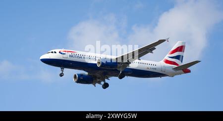 Londra, Regno Unito - 20 agosto 2024: British Airways Airbus a320 atterra all'aeroporto Heathrow di Londra. Foto Stock