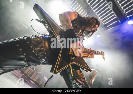 Horsens, Danimarca. 16 agosto 2024. La band power metal greca Firewind esegue un concerto dal vivo durante il festival metal danese Jailbreak 2024 a Horsens. Qui il chitarrista Gus G viene visto dal vivo sul palco. Foto Stock