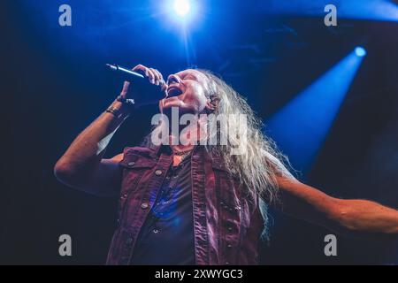 Horsens, Danimarca. 16 agosto 2024. La band power metal greca Firewind esegue un concerto dal vivo durante il festival metal danese Jailbreak 2024 a Horsens. Qui il cantante Herbie Langhans viene visto dal vivo sul palco. Foto Stock