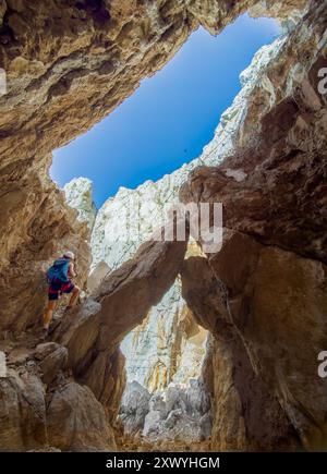 Sardegna (Italia) - la rigogliosa costa meridionale della Sardegna, nella zona del Sulcis, provincia di Cagliari. Qui con l'isola rocciosa Pan di zucchero Foto Stock