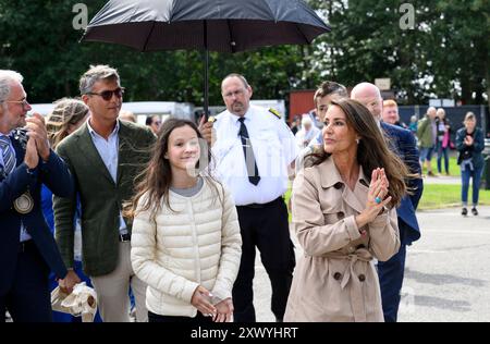 Toender, Danimarca. 21 agosto 2024. La Principessa Maria visita il Toender Festival con i bambini la Contessa Atena e il Conte Henrik il giorno di apertura mercoledì 21 agosto 2024. (Foto: Torben Christensen/Scanpix 2024) credito: Ritzau/Alamy Live News Foto Stock