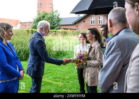 Toender, Danimarca. 21 agosto 2024. La Principessa Maria visita il Toender Festival, ricevuto dal sindaco di Toender Joergen Popp Petersen, e riceve un braccialetto del festival il giorno di apertura mercoledì 21 agosto 2024. (Foto: Torben Christensen/Scanpix 2024) credito: Ritzau/Alamy Live News Foto Stock