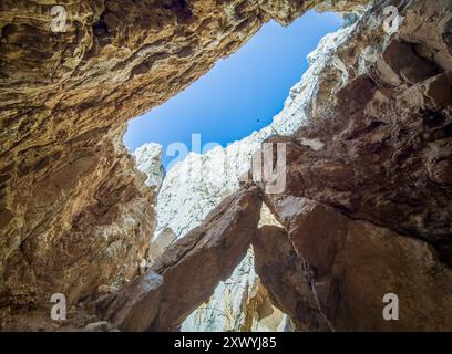 Sardegna (Italia) - la rigogliosa costa meridionale della Sardegna, nella zona del Sulcis, provincia di Cagliari. Qui con l'isola rocciosa Pan di zucchero Foto Stock