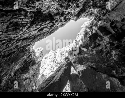 Sardegna (Italia) - la rigogliosa costa meridionale della Sardegna, nella zona del Sulcis, provincia di Cagliari. Qui con l'isola rocciosa Pan di zucchero Foto Stock