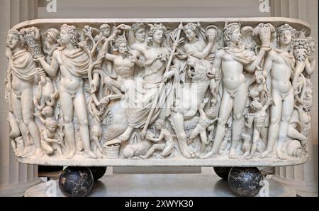 Marble Sarcophagus, Roman, circa d.C. 220-230. Dioniso su una pantera con i suoi assistenti, probabilmente trovato a Roma Foto Stock