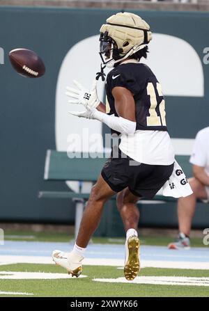 Il wide receiver dei New Orleans Saints Chris Olave (12) riceve un passaggio durante una sessione di allenamento allo Yulman Stadium nel campus della Tulane University martedì 20 agosto 2024 a New Orleans, Louisiana. (Foto di Peter Forest/SipaUSA) Foto Stock