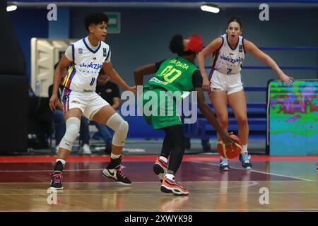 Città del Messico, Ciudad de Mexico, Messico. 20 agosto 2024. Maimouna Haidara #00 del Mali gestisce la palla durante la partita contro il Team Venezuela nell'ambito del Torneo di pre-qualificazione della Coppa del mondo di pallacanestro femminile Messico 2024. Al Juan de la Barrera Olympic Gymnasium. Il Mali sconfigge il Venezuela 88-66. Il 20 agosto 2024 a città del Messico, Messico. (Credit Image: © Carlos Santiago/eyepix via ZUMA Press Wire) SOLO PER USO EDITORIALE! Non per USO commerciale! Foto Stock