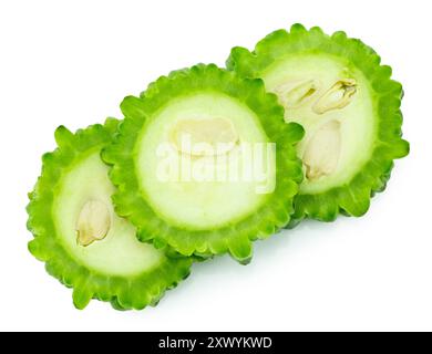 porzioni di gourd amaro disposte su sfondo bianco Foto Stock