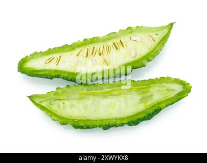 porzioni di gourd amaro disposte su sfondo bianco Foto Stock