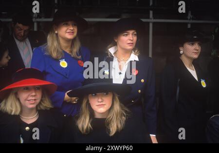 Il gruppo britannico degli anni '1990, giovani e ricche donne Sloane Ranger con capelli biondi abbinati e carnagioni in polvere perfette, assistono al Lord Mayor's Show insieme a un amico in un velo nero. 1990 Inghilterra HOMER SYKES Foto Stock