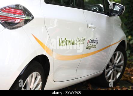 Mainz, Germania. 21 agosto 2024. Una e-car del fornitore di car sharing UrStromMobil è parcheggiata in un parcheggio della chiesa protestante Pauluskirche di Mainz Neustadt. La cooperativa energetica dei cittadini attualmente dispone di cinque veicoli elettrici a Magonza. Credito: Arne Dedert/dpa/Alamy Live News Foto Stock