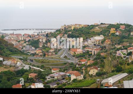 Sanremo, Italia - 6 giugno 2023: Un'immensa cittadina costiera in Italia, incastonata tra verdi colline verdeggianti, con strade tortuose e una vasta distesa di mare Foto Stock