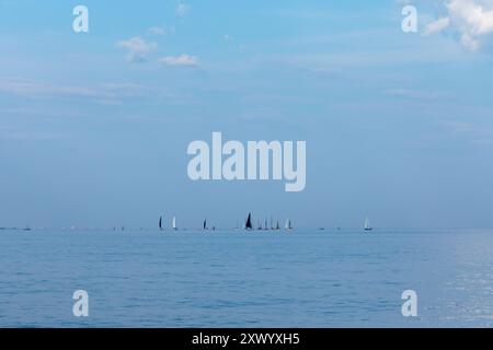 Le barche a vela corrono attraverso la Raritan Bay nella zona tra Staten Island e New Jersey il 14 agosto 2024. Foto Stock