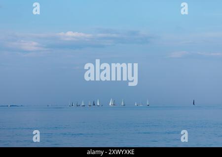 Le barche a vela corrono attraverso la Raritan Bay nella zona tra Staten Island e New Jersey il 14 agosto 2024. Foto Stock