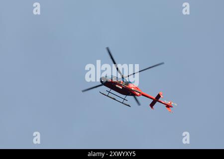 South Amboy, New Jersey - 14 agosto 2024: Un elicottero vola sopra South Amboy vicino alla Raritan Bay Foto Stock