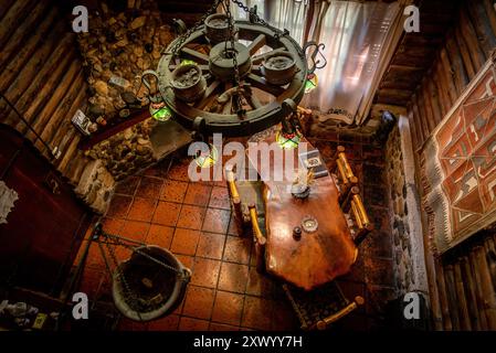 CORDOVA, ARGENTINA, 4 MAGGIO 2022: Interno di un accogliente e rilassante loft in legno con caminetto visto dal secondo piano Foto Stock