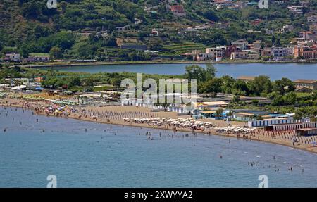 Napoli, Italia - 23 giugno 2014: Veduta aerea della spiaggia pubblica di Long Miseno e del lago nel sud Italia Summer Day Travel Campania. Foto Stock