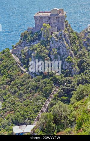 Conca dei Marini, Italia - 27 giugno 2014: Fortezza Torre del Capo di Conca in cima alla scogliera storica Costiera Amalfitana viaggio estivo. Foto Stock