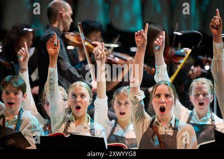 Edimburgo Scozia, Regno Unito 21 agosto 2024. Fuoco in bocca alla Usher Hall come parte del Festival Internazionale di Edimburgo. credito sst/alamy notizie in diretta Foto Stock