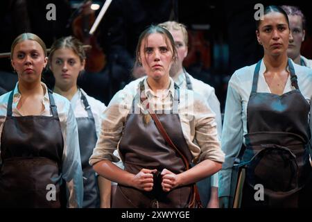 Edimburgo Scozia, Regno Unito 21 agosto 2024. Fuoco in bocca alla Usher Hall come parte del Festival Internazionale di Edimburgo. credito sst/alamy notizie in diretta Foto Stock