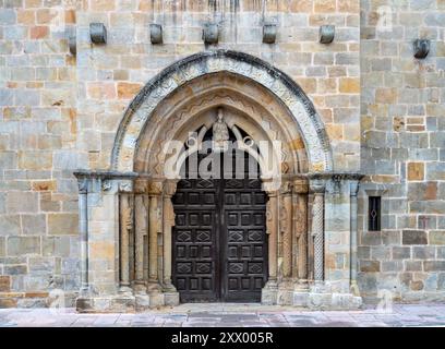 Villaviciosa, Asturien, Santa María de la oliva, Portal mit hängendem Schlussstein Foto Stock