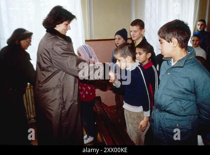 19-01-1990 Bucarest Archivio storico Olycom/LaPresse Margherita di Romania (Losanna, 26 marzo 1949) è il capo della casa reale di Romania dal 2017.È la prima figlia del Re Michele i e di Anna di Borbone-Parma. Nella foto: L'arrivo della principessa Margherita di Romania e sue sorelle Elena e Sofia a Bucarest nella foto: L'arrivo della principessa Margherita di Romania e delle sue sorelle Elena e Sofia a Bucarest Foto Stock