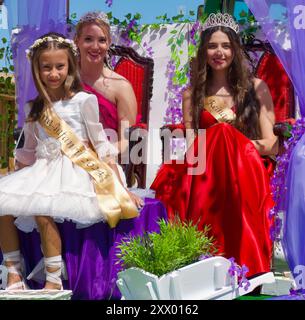 Festa del villaggio regala su un galleggiante durante le celebrazioni per l'assunzione della Vergine Maria 15 agosto 2024 Lantadilla Palencia Castiglia e Leon Spagna Foto Stock