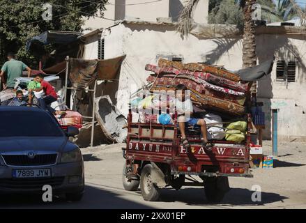 I palestinesi, che trasportano i loro averi, stanno per migrare verso aree più sicure, seguendo l'avvertimento dell'esercito israeliano per l'evacuazione i palestinesi, che trasportano i loro averi, stanno per migrare verso aree più sicure, seguendo l'avvertimento dell'esercito israeliano per l'evacuazione delle aree di Abu Areef e al-Mazra a Deir al-Balah, Gaza, il 21 agosto 2024. Foto di Naaman Omar apaimages Dair EL-Balah Striscia di Gaza territorio palestinese 210824 Dair EL-Balah NAA 00112 Copyright: XapaimagesxNaamanxOmarxxxapaimagesx Foto Stock