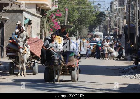 I palestinesi, che trasportano i loro averi, stanno per migrare verso aree più sicure, seguendo l'avvertimento dell'esercito israeliano per l'evacuazione i palestinesi, che trasportano i loro averi, stanno per migrare verso aree più sicure, seguendo l'avvertimento dell'esercito israeliano per l'evacuazione delle aree di Abu Areef e al-Mazra a Deir al-Balah, Gaza, il 21 agosto 2024. Foto di Naaman Omar apaimages Dair EL-Balah Striscia di Gaza territorio palestinese 210824 Dair EL-Balah NAA 0096 Copyright: XapaimagesxNaamanxOmarxxxapaimagesx Foto Stock