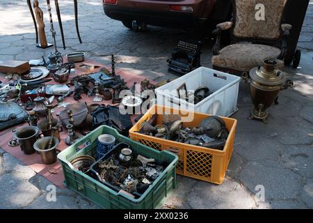 Madrid, Spagna. 21 agosto 2024. Bazar na Kole, con bancarelle antiche di tutti i tipi di dipinti usati, libri, fotografie, argenteria, elettrodomestici, vecchi giocattoli, vestiti usati e altri. A Varsavia, il 21 agosto 2024 Polonia Credit: SIPA USA/Alamy Live News Foto Stock