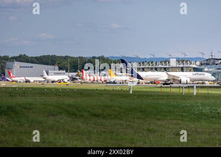 Flughafen Nürnberg Mehrere Flugzeuge verschiedener Airlines stehen auf dem Vorfeld des Albrecht Dürer Airport Nürnberg. Deutlich zu erkennen sind ein Lufthansa Airbus A350, ein Condor Airbus A321 mit rot-Weißer Lackierung, ein Turkish Airlines Flugzeug, ein Ryanair Flugzeug sowie ein Flugzeug von DHL. Die Szene zeigt die Vielfalt der am Nürnberger Flughafen operierenden Fluggesellschaften. Nürnberg Bayern Deutschland *** Aeroporto di Norimberga diversi aerei di diverse compagnie aeree sono parcheggiati sul piazzale dell'aeroporto Albrecht Dürer Di Norimberga Un Airbus A350 della Lufthansa, un Airbus A321 della Condor con rosso Foto Stock