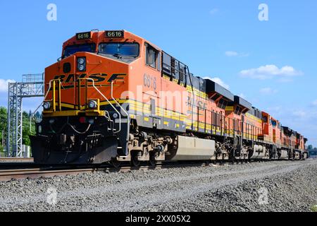 Seattle - 14 agosto 2024; locomotive BNSF in linea in attesa sotto il cielo blu Foto Stock