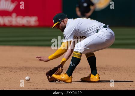 L'interno degli Oakland Athletics Seth Brown (15) riceve una palla di terra durante la partita di stagione regolare della MLB tra i San Francisco Giants e gli Oakland Athletic Foto Stock