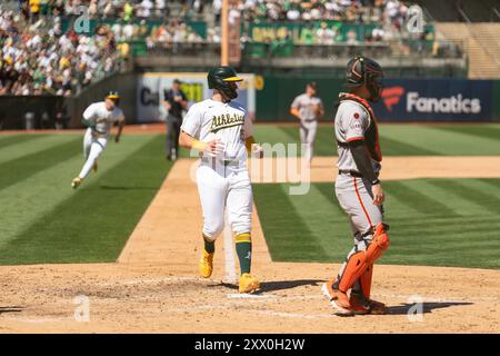 Seth Brown (15), l'interno degli Oakland Athletics, è in casa a segnare durante la partita di stagione regolare della MLB tra San Francisco Giants e Oakland Foto Stock