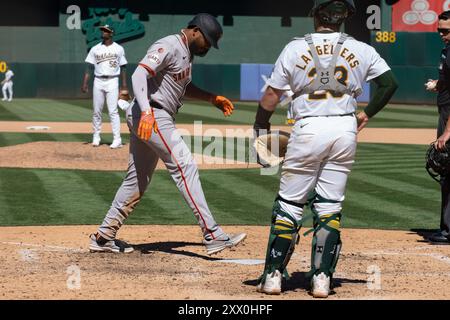 L'esterno dei San Francisco Giants Jerar Encarnacion (59) segna la home plate dopo aver battuto un fuoricampo durante la partita di stagione regolare della MLB tra i San Franci Foto Stock