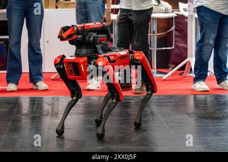 Colonia, Renania settentrionale-Vestfalia, Germania. 21 agosto 2024. Vodafone mostra il suo cane robot durante il Gamescom 2024 nel centro congressi Koelnmesse di Colonia, Renania settentrionale Vestfalia, Germania, il 21 agosto 2024. Il gamescom è la più grande fiera annuale del mondo dedicata ai videogiochi. (Credit Image: © Kai Dambach/ZUMA Press Wire) SOLO PER USO EDITORIALE! Non per USO commerciale! Foto Stock