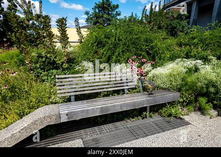 Reclaimed Teak Bench sull'High Line Park, New York City, NY, USA Foto Stock